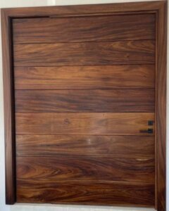 Diseño de puerta rústica de madera tallada en residencia de Chapalita, Guadalajara.