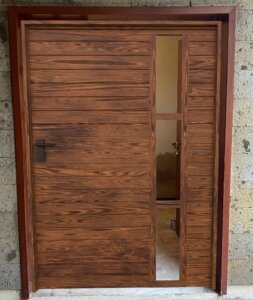 Puerta de entrada minimalista en fachada moderna de casa en Lomas del Valle, Zapopan.