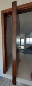 Puerta exterior con diseño personalizado para residencia en Guadalajara.
