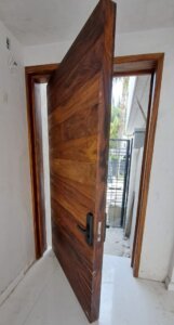 Puerta de acceso de vidrio templado y marco de aluminio en propiedad de Colinas de San Javier.