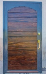 Entrada de acero inoxidable con acabados de lujo en casa de Puerta de Hierro, Zapopan.