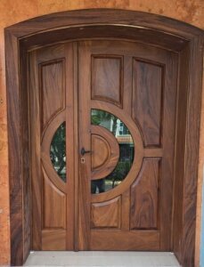 Puerta principal de madera sólida con diseño contemporáneo en residencia de Providencia, Guadalajara