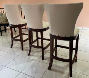 Silla de desayunador tipo industrial con madera natural y patas de acero negro en Chapalita.