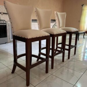 Silla minimalista de altura media para isla de cocina en casa de Puerta de Hierro.