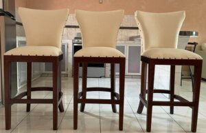 Silla alta de madera con asiento tapizado para barra de desayunador en Providencia, Guadalajara.