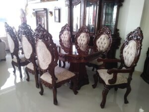 Mesa artesanal de parota con sillas altas en Andares, Zapopan.