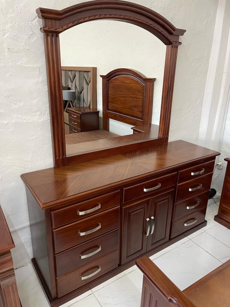 Tocador de madera con espejo