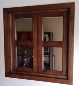 Ventana de madera con marcos gruesos y acabado natural en casa de Puerta de Hierro.